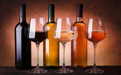Die 3 verschiedenen Weinarten (Rotwein, Weißwein, Roséwein) in Flaschen und Gläsern